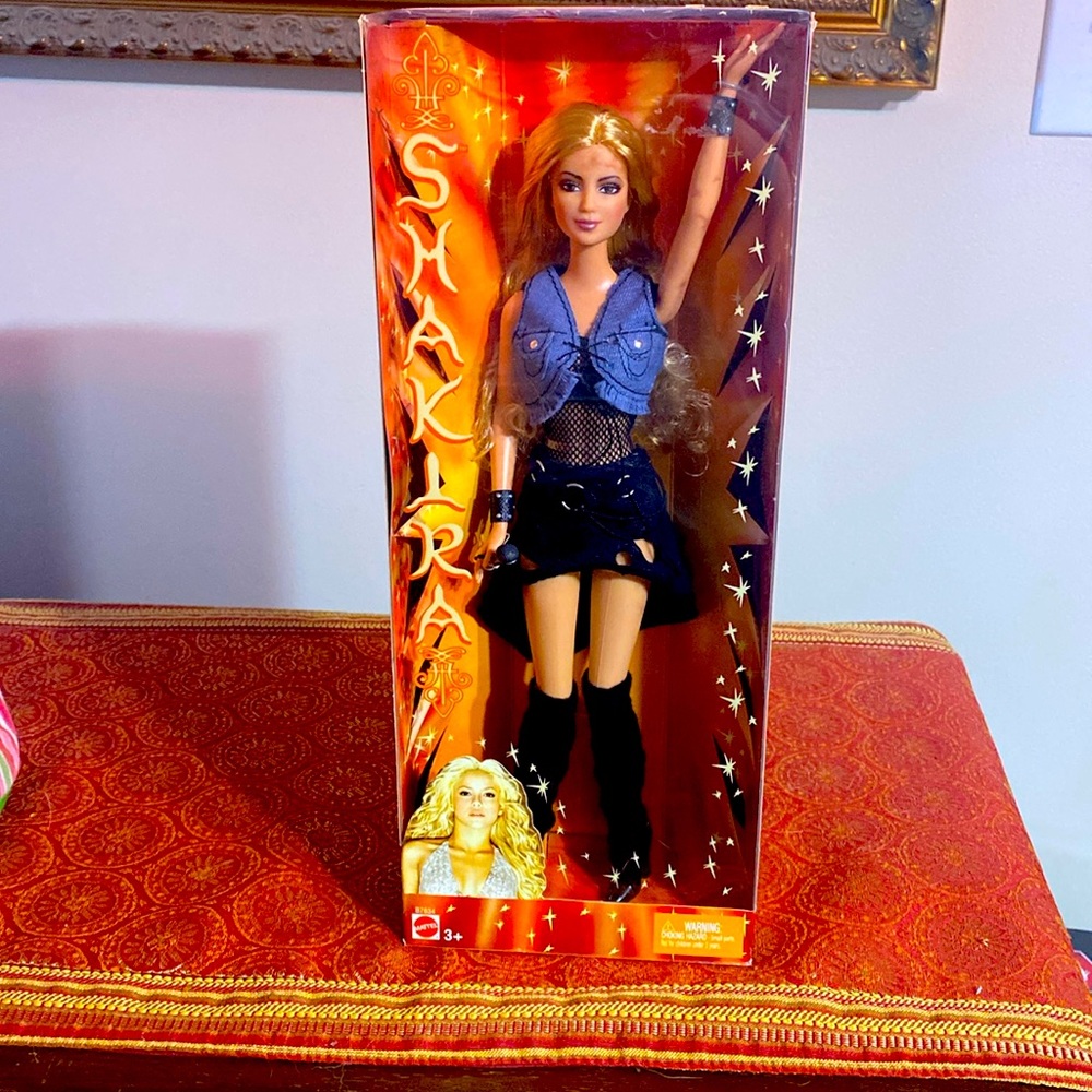 SHAKIRA doll with microphone NRFB